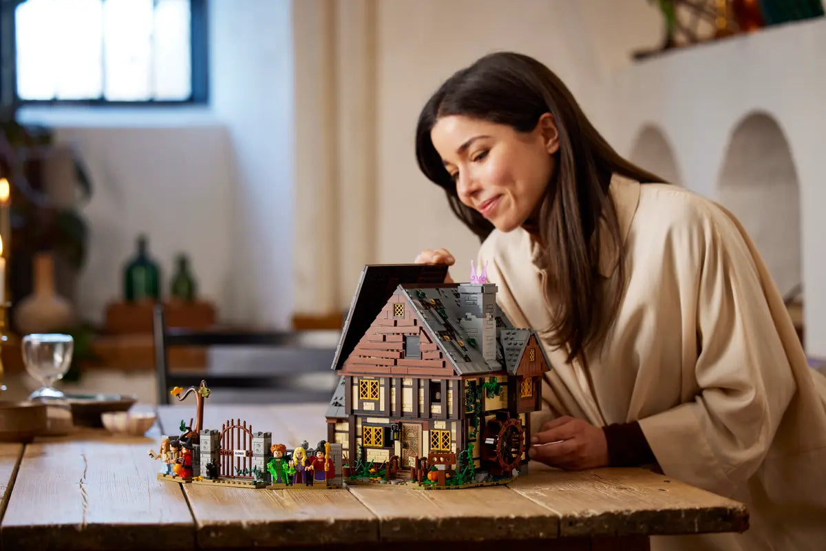 21341 ESCLUSIVA LEGO Ideas - Disney Hocus Pocus: il cottage delle sorelle Sanderson
