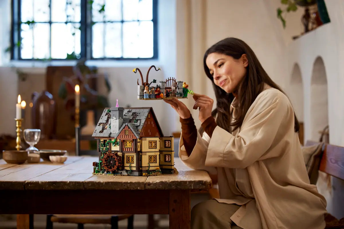 21341 ESCLUSIVA LEGO Ideas - Disney Hocus Pocus: il cottage delle sorelle Sanderson