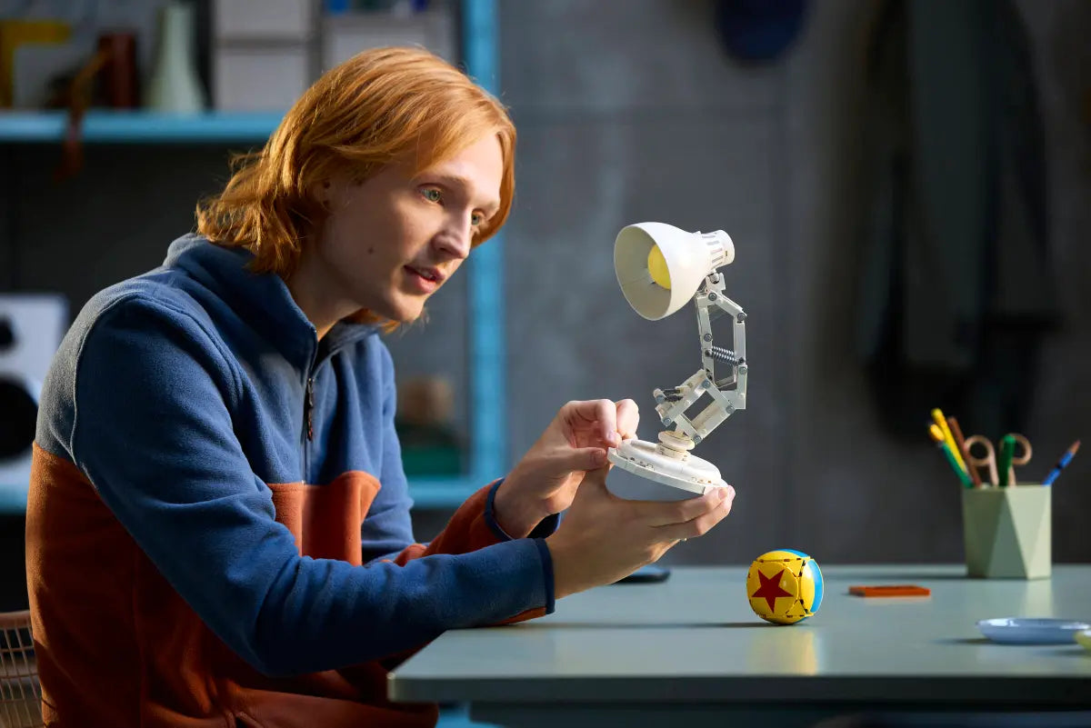 DISPONIBILE DA GIUGNO 2025 - 21357 LEGO IDEAS - Disney Pixar Luxo Jr.