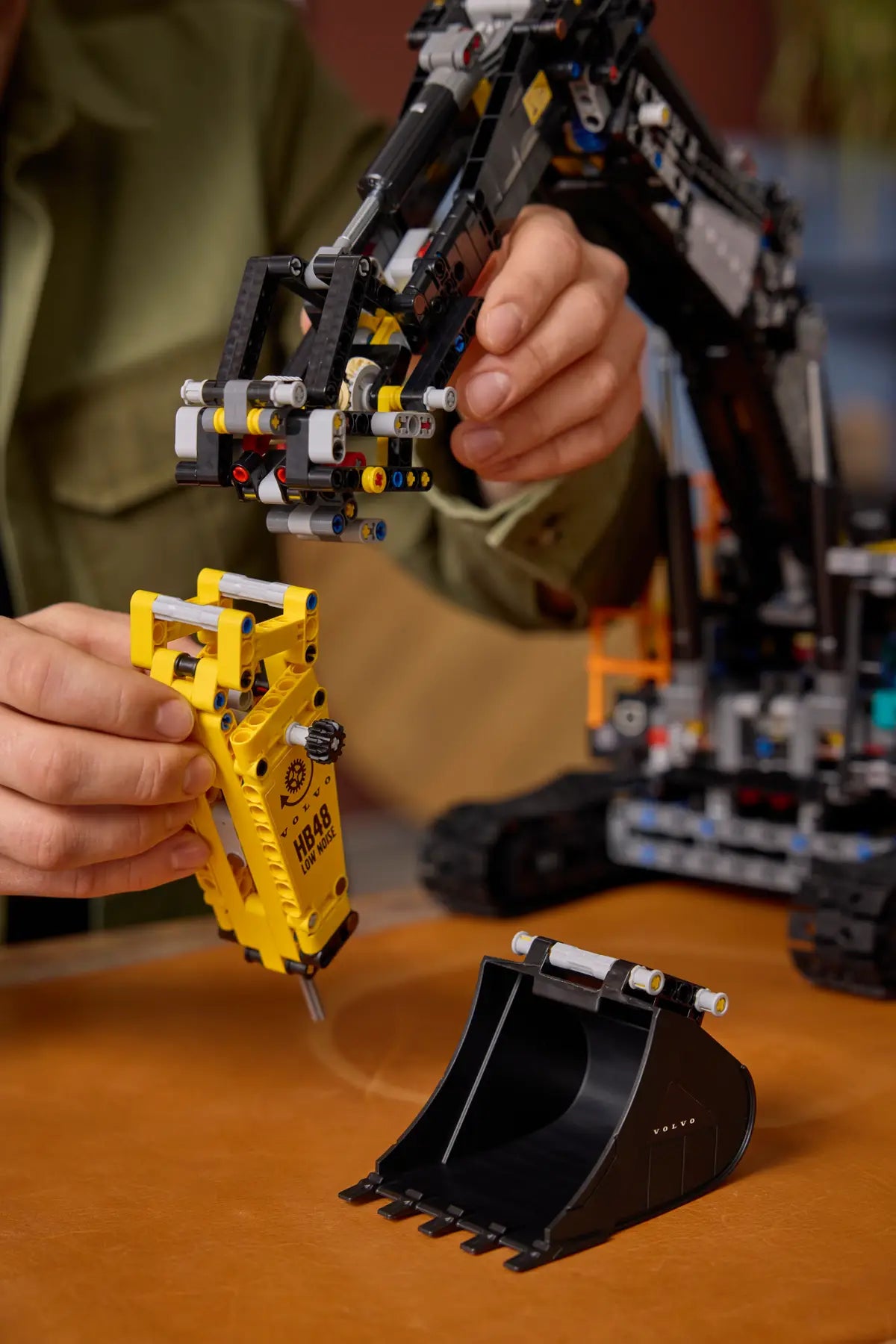 42215 LEGO Technic - Escavatore Volvo EC500 Hybrid