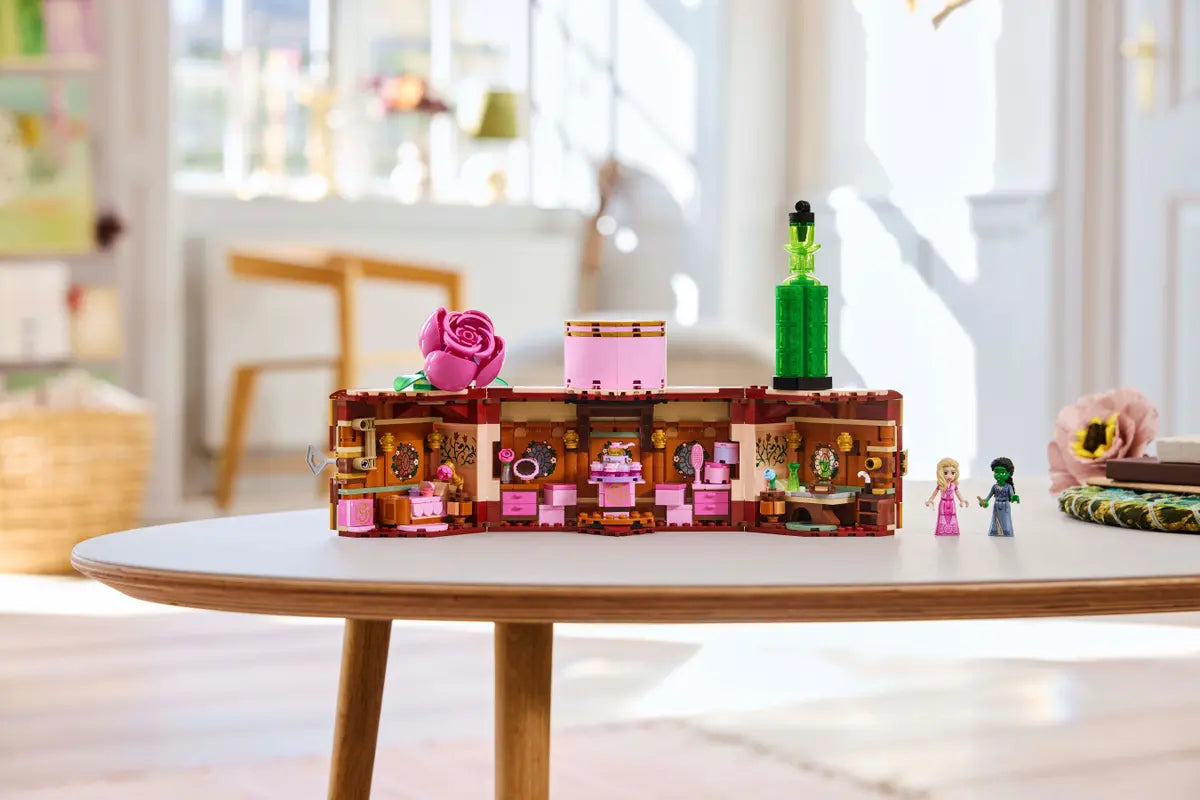 DISPONIBILE DA OTTOBRE - 75683 LEGO Wicked - Il dormitorio di Glinda ed Elphaba