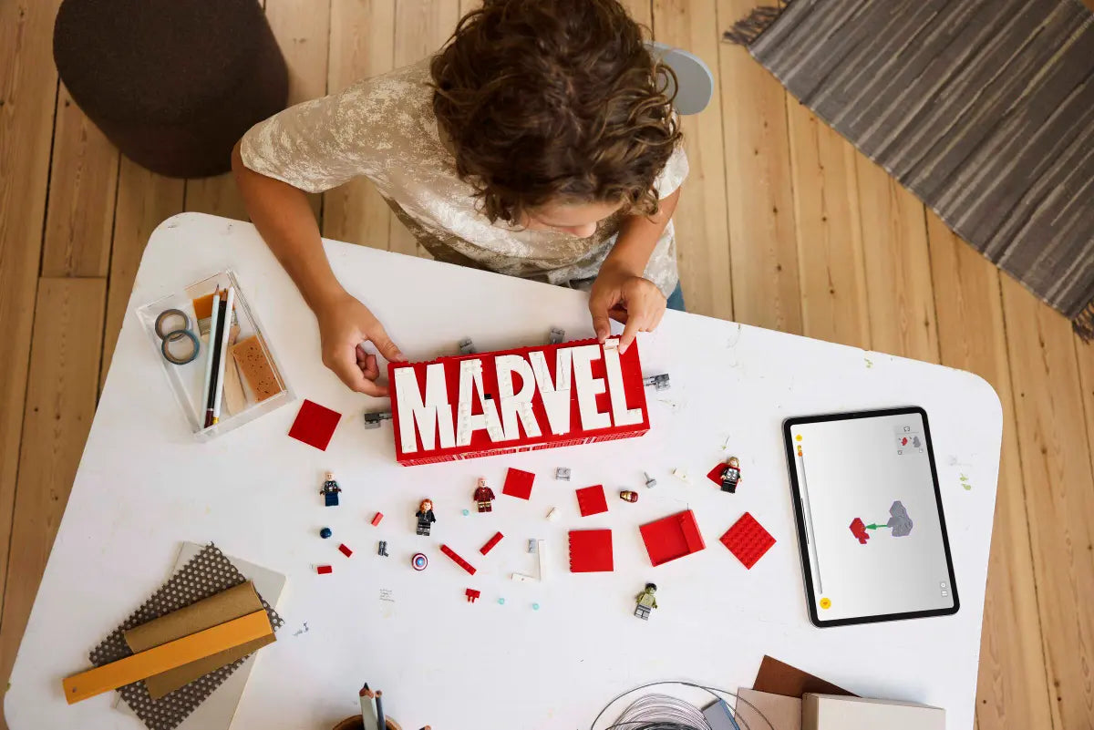 76313 LEGO Marvel - Logo e Minifigure MARVEL