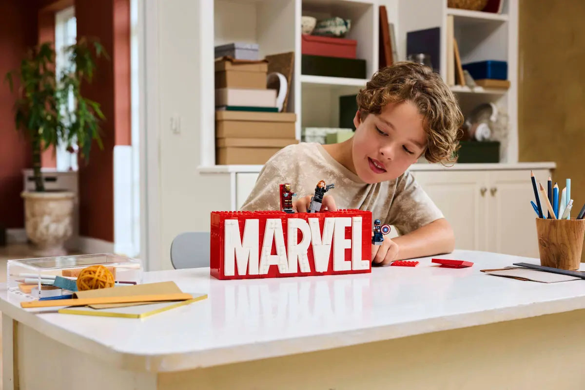 76313 LEGO Marvel - Logo e Minifigure MARVEL
