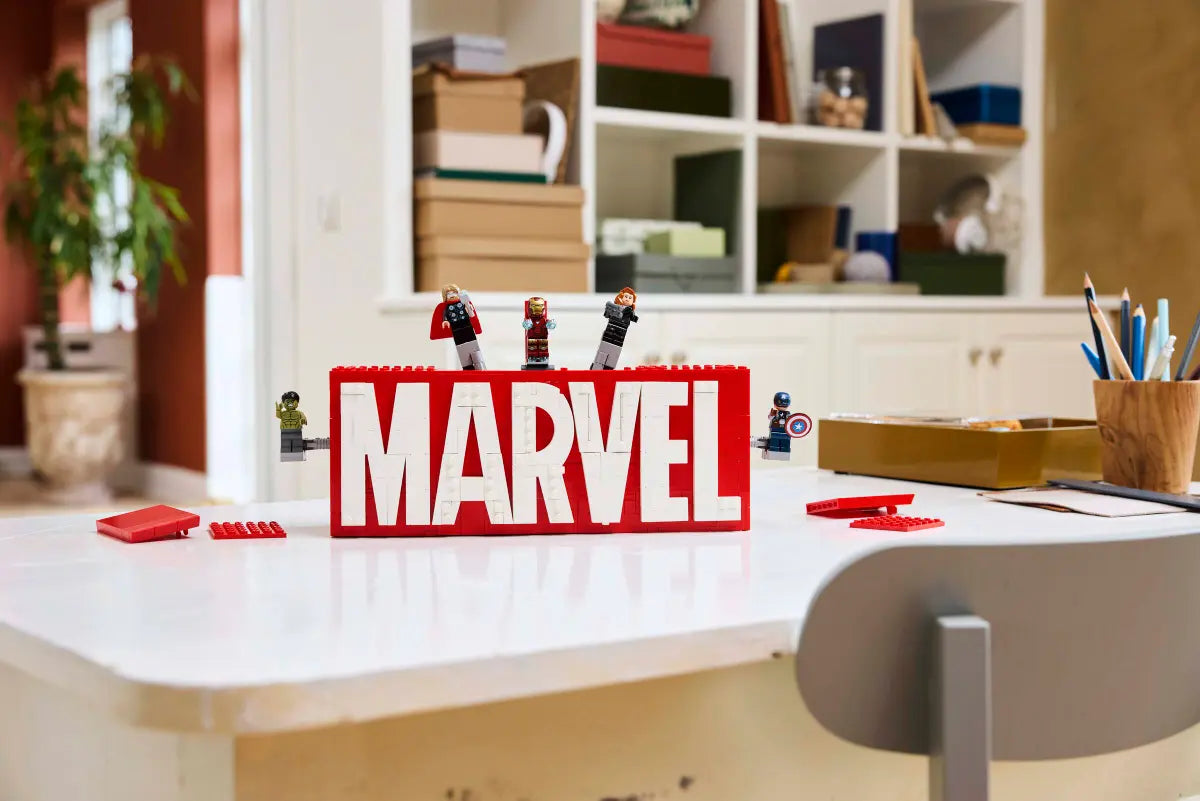 76313 LEGO Marvel - Logo e Minifigure MARVEL