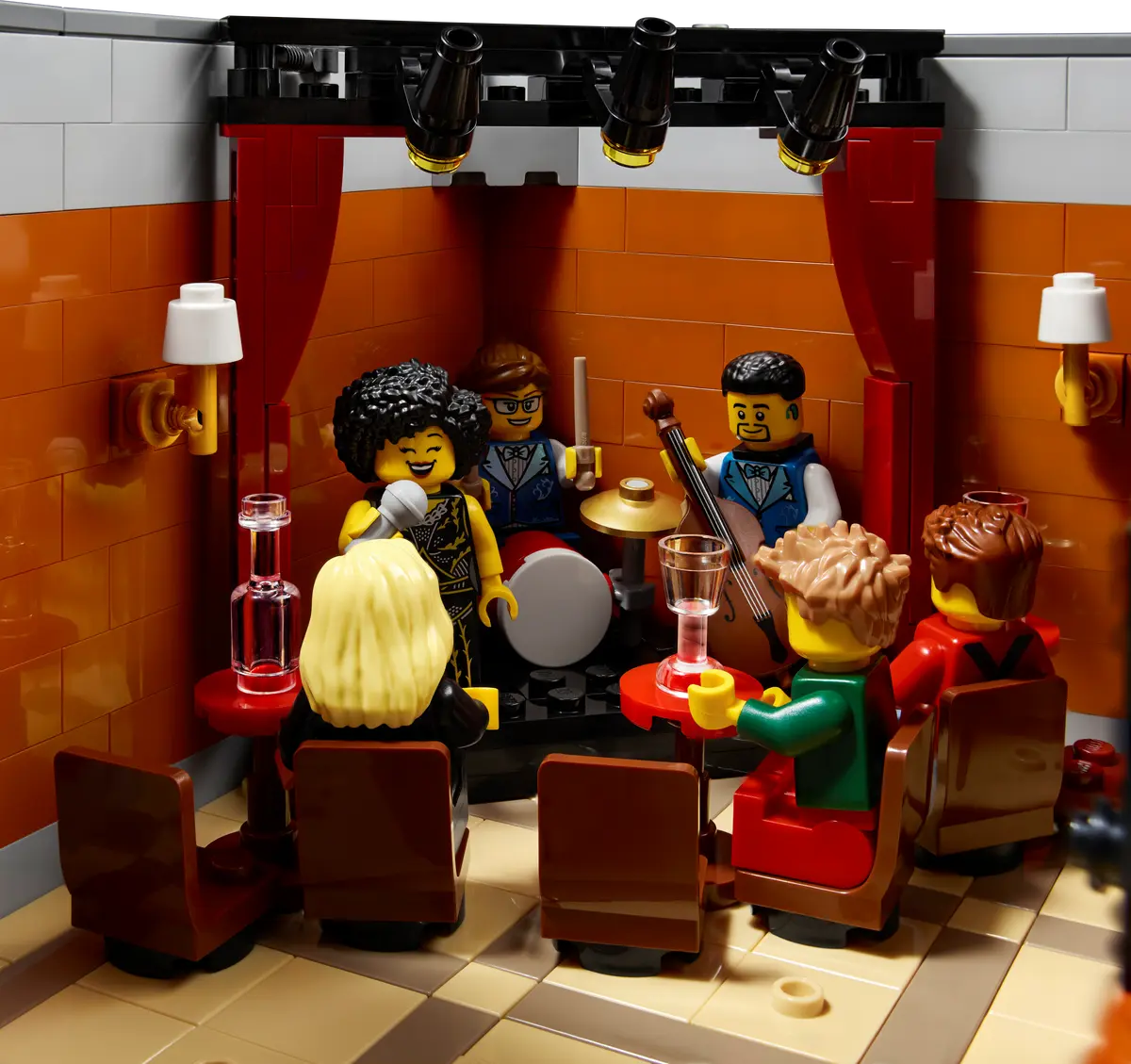 Lego icons 10312 jazz club, set con 5 sezioni, palco e minifigure