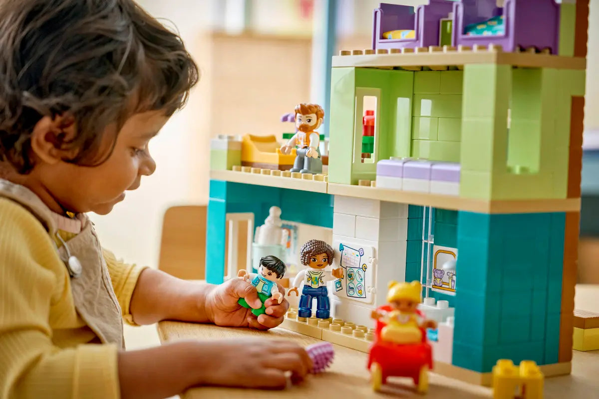 DISPONIBILE DA GENNAIO 2026 - 10470 Duplo - Casa familiare moderna 3 in 1 con personaggi