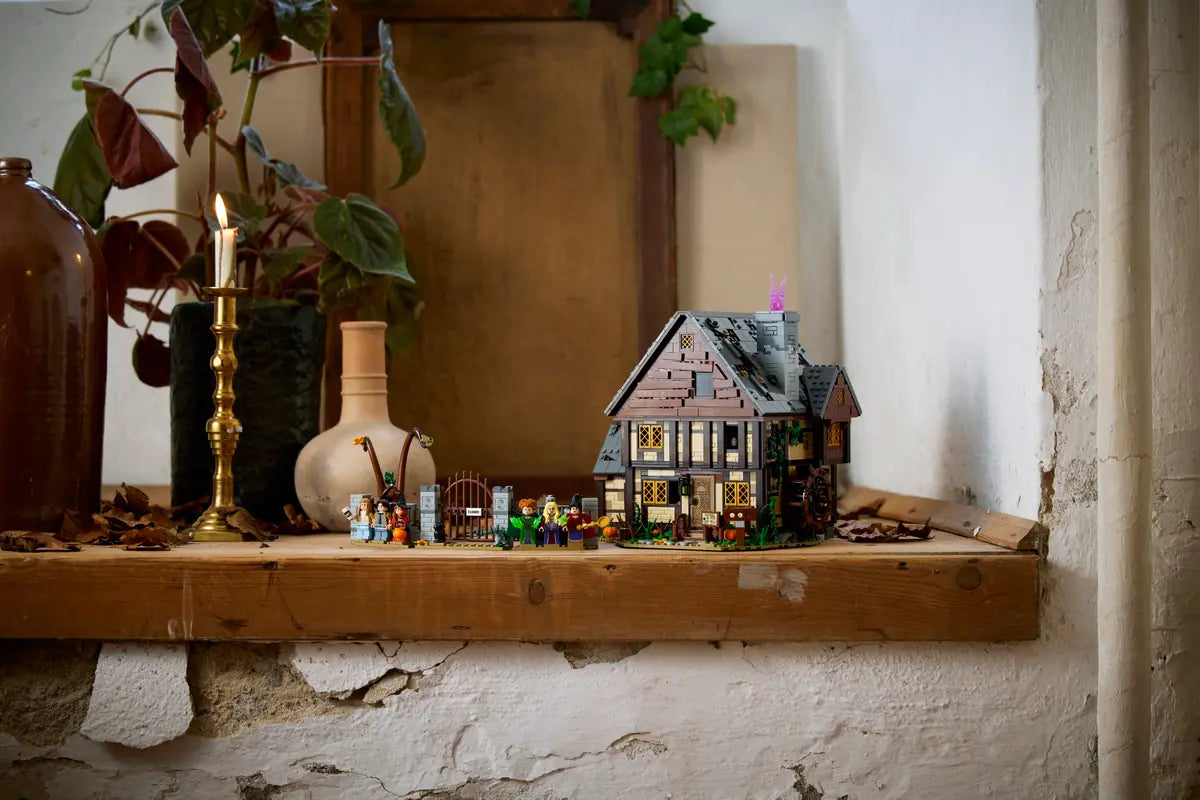 21341 LEGO Ideas - Disney Hocus Pocus: il cottage delle sorelle Sanderson
