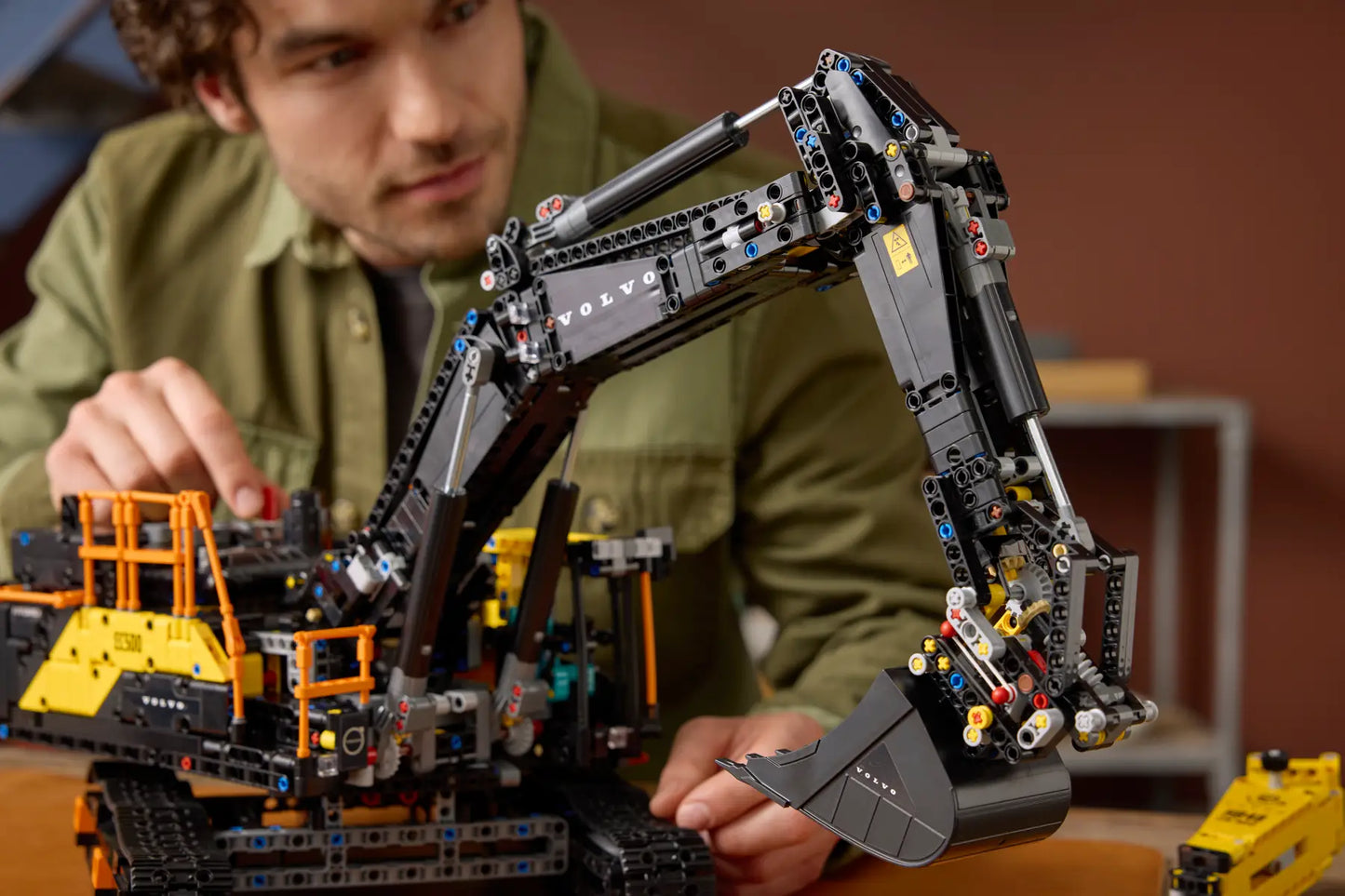 42215 LEGO Technic - Escavatore Volvo EC500 Hybrid