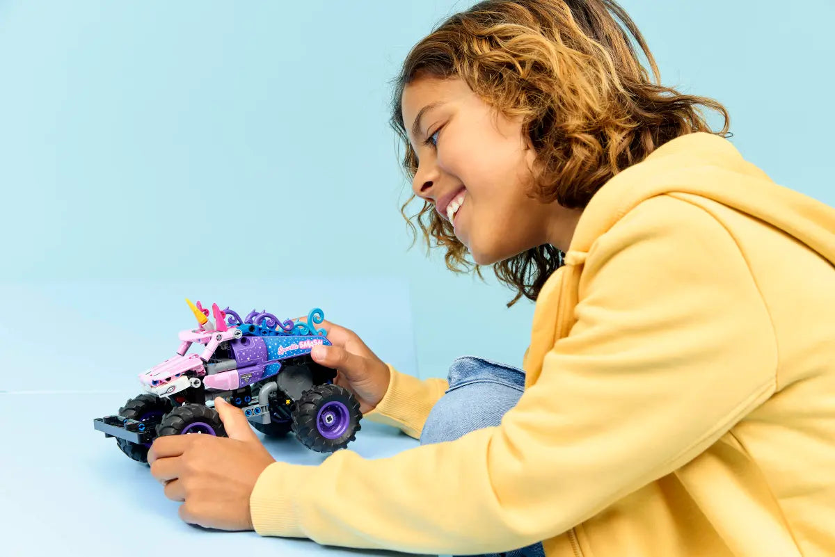 DISPONIBILE DA GENNAIO 2026 - 42220 LEGO Technic - Monster Jam™ Sparkle Smash™ a retrocarica