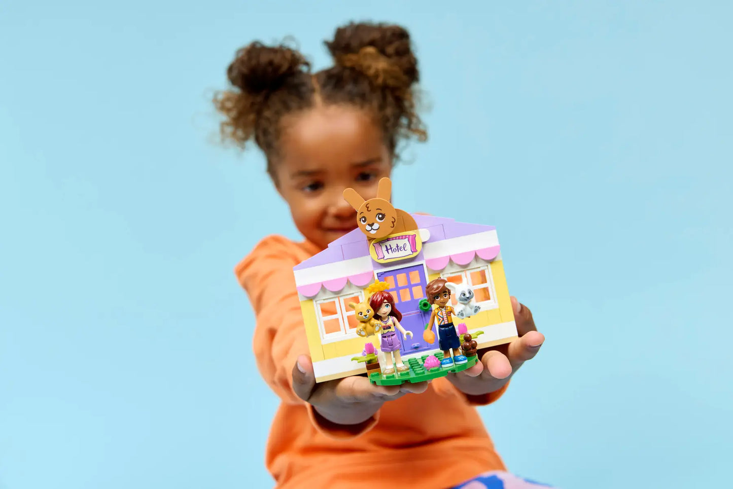 DISPONIBILE DA GENNAIO 2026 - 42679 LEGO - Friends - Hotel dei conigli di Heartlake City