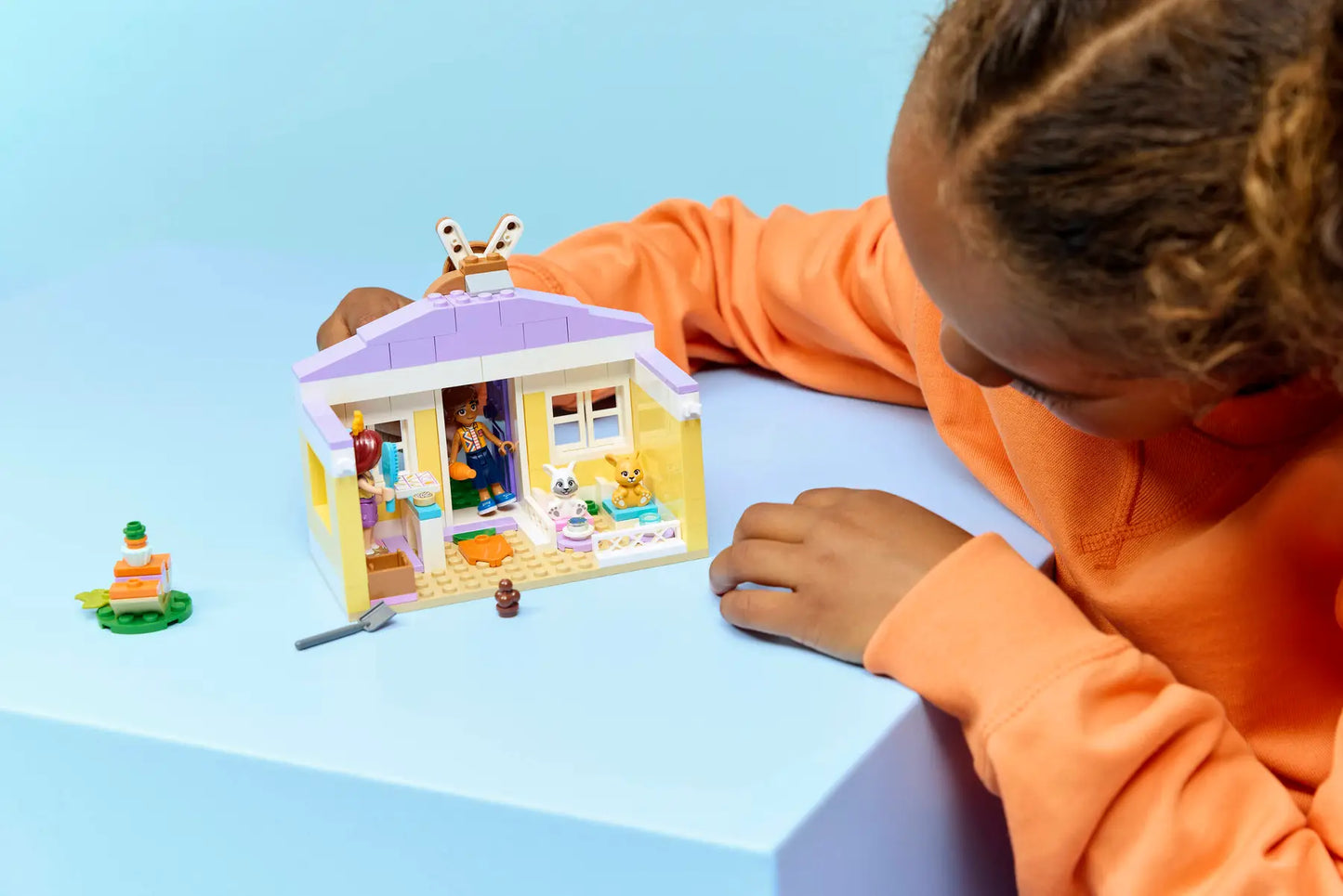 DISPONIBILE DA GENNAIO 2026 - 42679 LEGO - Friends - Hotel dei conigli di Heartlake City