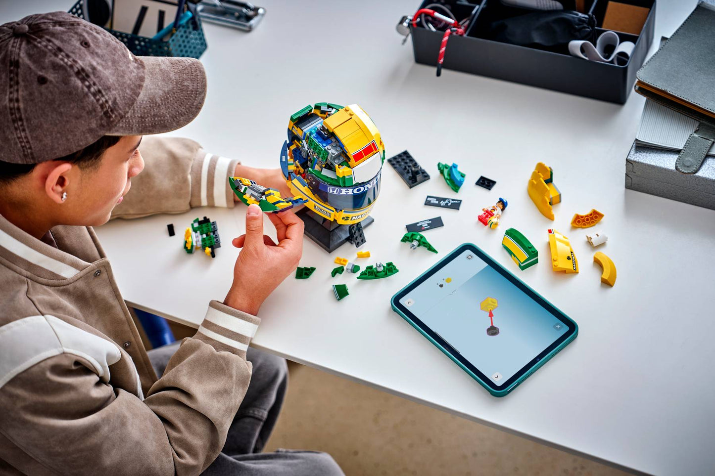 DISPONIBILE DA SETTEMBRE 2026 - 43024 LEGO Editions - Casco Ayrton Senna