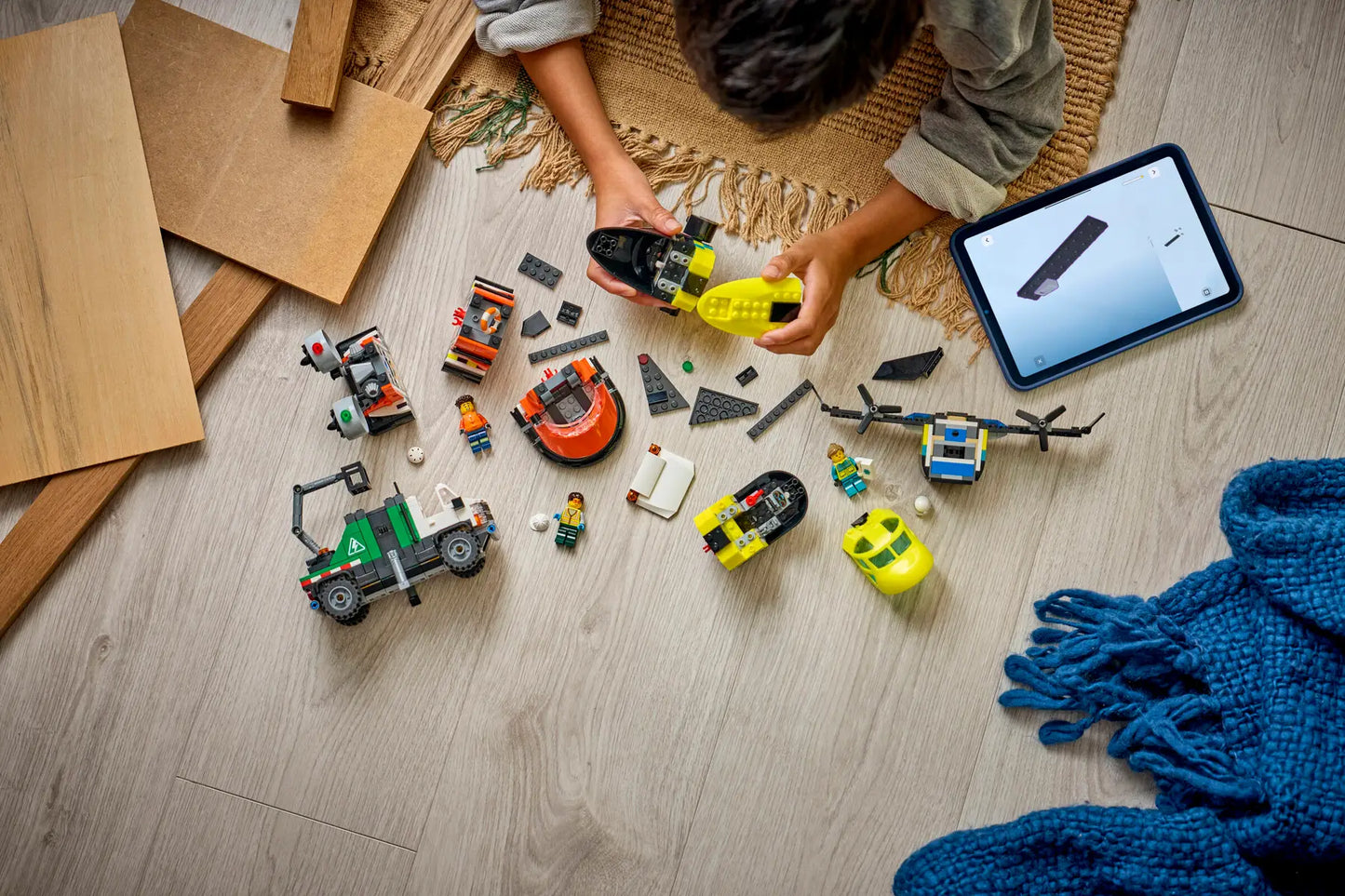 DISPONIBILE DA GENNAIO 2026 - 60505 LEGO City - Remix aereo, camion di servizio e hovercraft