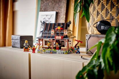 DISPONIBILE DA GENNAIO 2026 - 71858 LEGO Ninjago - La bottega delle Quattro Armi – 15° anniversario