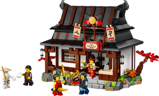 DISPONIBILE DA GENNAIO 2026 - 71858 LEGO Ninjago - La bottega delle Quattro Armi – 15° anniversario