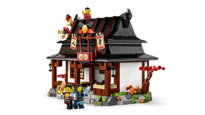 DISPONIBILE DA GENNAIO 2026 - 71858 LEGO Ninjago - La bottega delle Quattro Armi – 15° anniversario