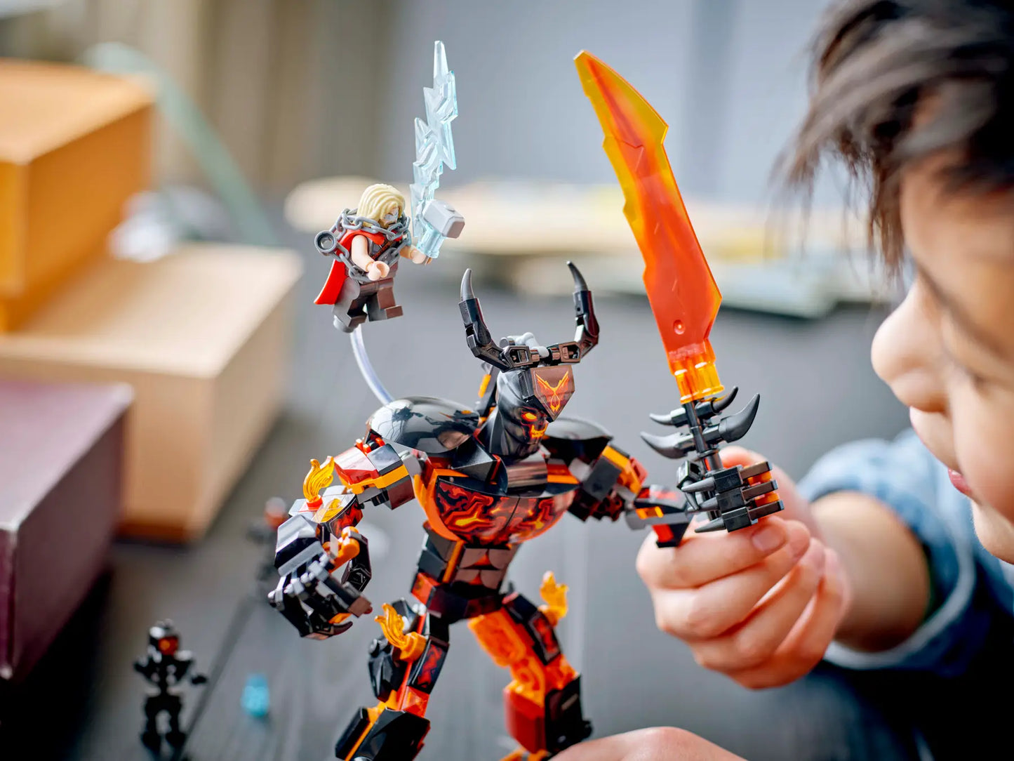 76289 ESCLUSIVA LEGO DC Super Heroes - Thor vs. personaggio costruibile di Surtur
