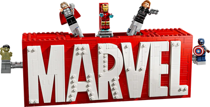 DISPONIBILE DA GENNAIO 2025 - 76313 LEGO Marvel - Logo e Minifigure MARVEL