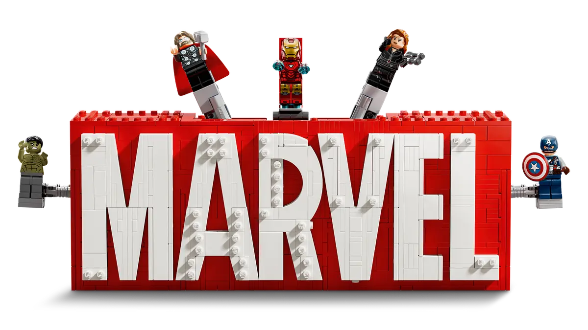 DISPONIBILE DA GENNAIO 2025 - 76313 LEGO Marvel - Logo e Minifigure MARVEL