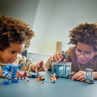 DISPONIBILE DA APRILE 2025 - 76315 LEGO Marvel - Laboratorio di Iron Man: Sala delle Armature