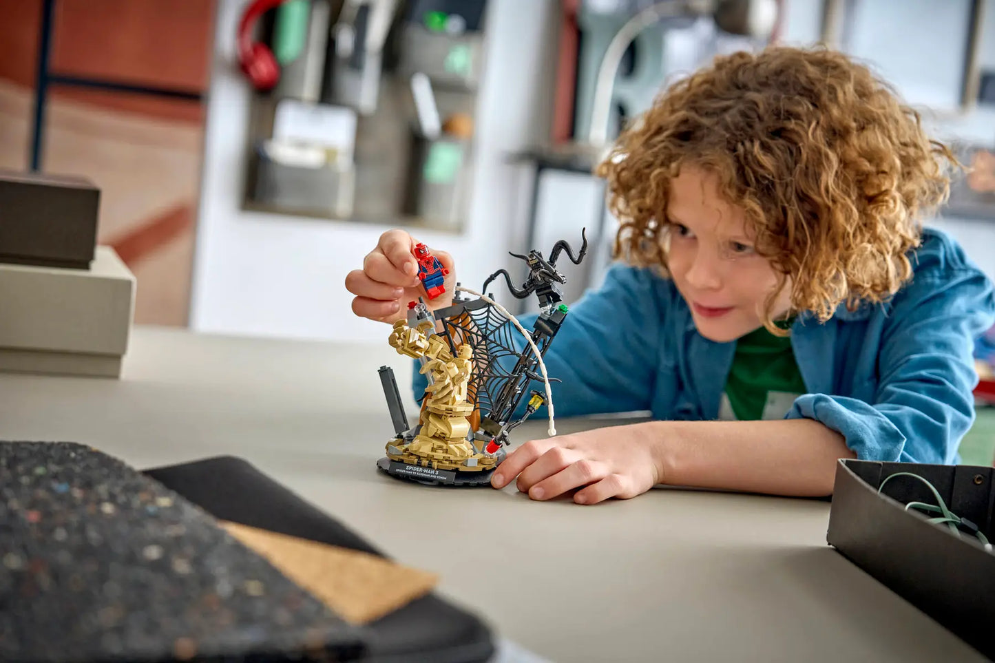 DISPONIBILE DA GENNAIO 2026 - 76334 LEGO Marvel - Battaglia epica: Spider-Man vs. Sandman