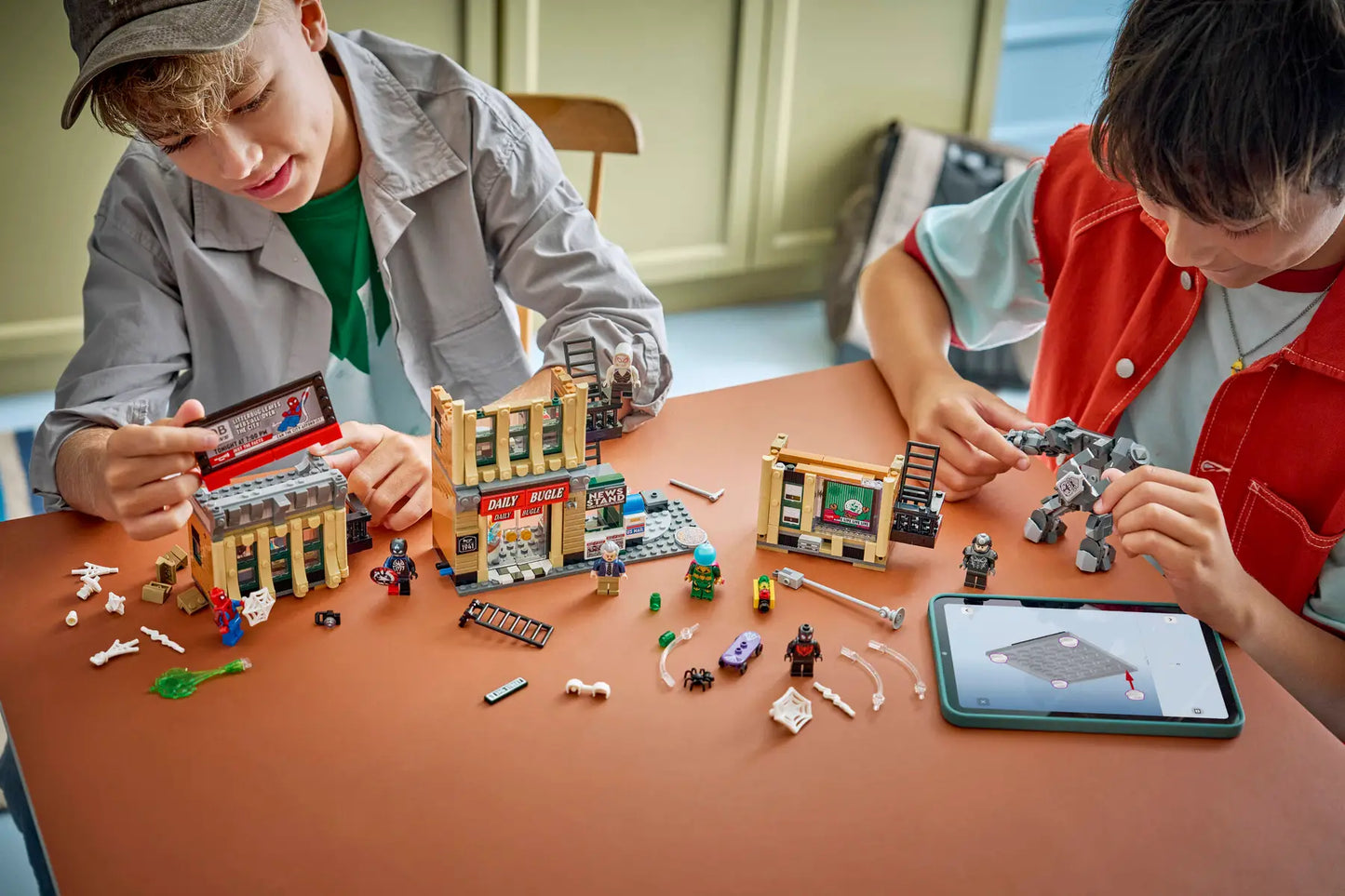 DISPONIBILE DA GENNAIO 2026 - 76342 LEGO Marvel - Spider-Man vs. Mysterio: il Daily Bugle