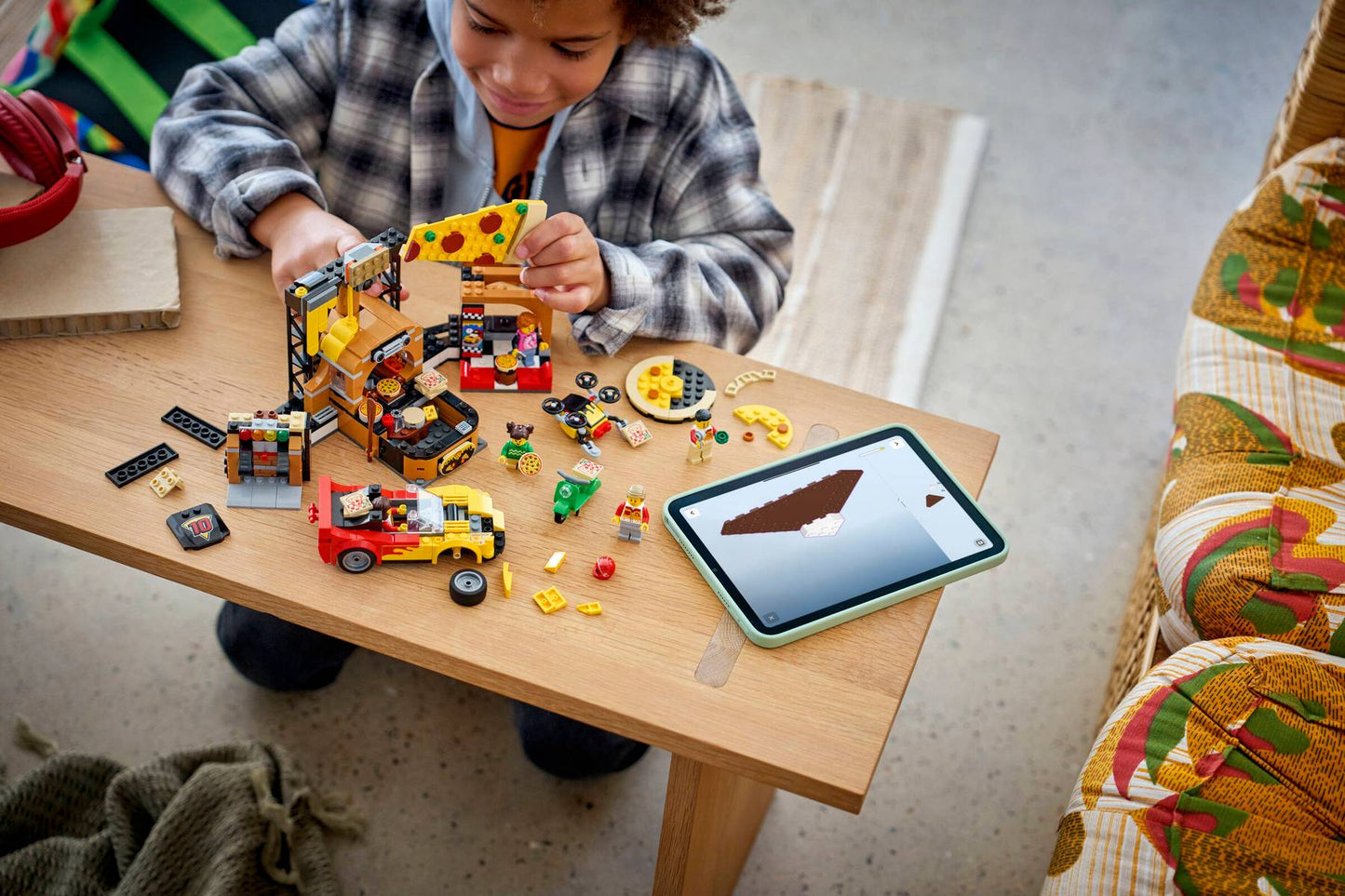 DISPONIBILE DA GIUGNO 2026 - 60496 LEGO City - Centro di consegna pizze con veicoli