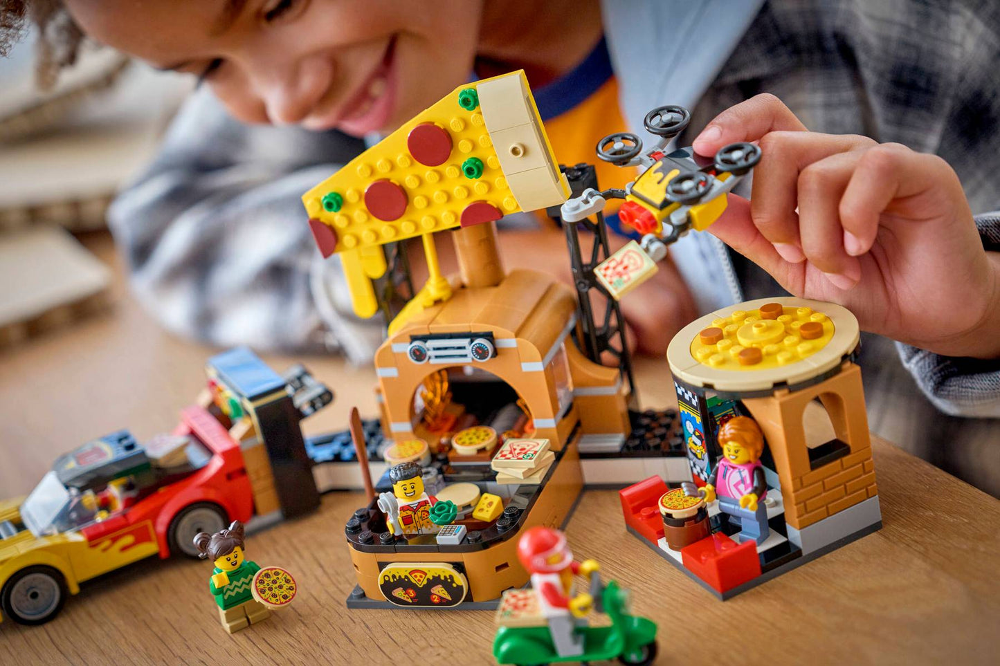DISPONIBILE DA GIUGNO 2026 - 60496 LEGO City - Centro di consegna pizze con veicoli
