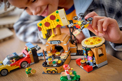DISPONIBILE DA GIUGNO 2026 - 60496 LEGO City - Centro di consegna pizze con veicoli