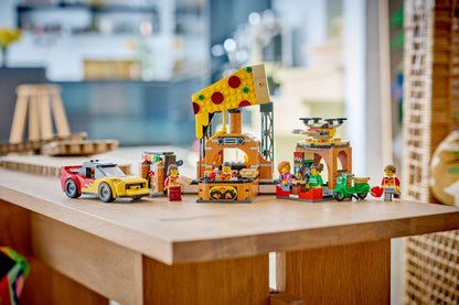 DISPONIBILE DA GIUGNO 2026 - 60496 LEGO City - Centro di consegna pizze con veicoli