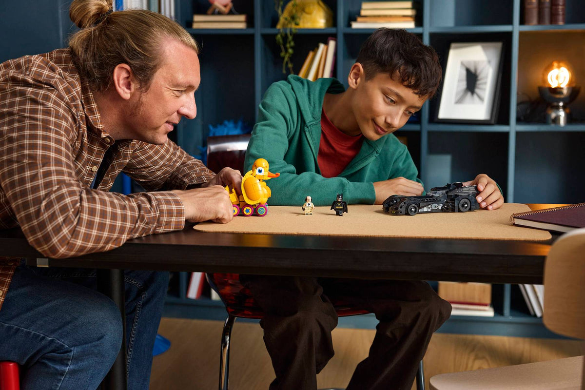 DISPONIBILE DA GENNAIO 2027 - 67008 LEGO DC Super Heroes - Batman Returns™ Batmobile™ e Papera