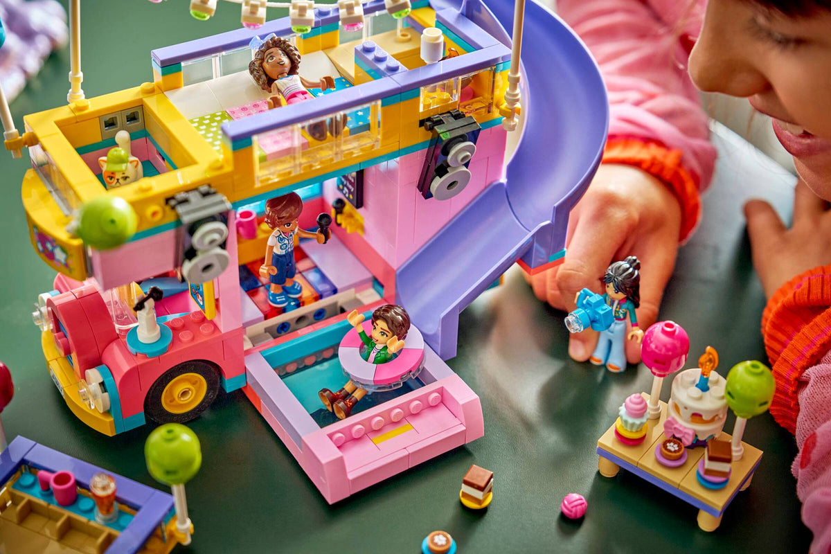 DISPOINIBILE DA GENNAIO 2027 - 42718 LEGO - Friends - Party Bus dell’Amicizia