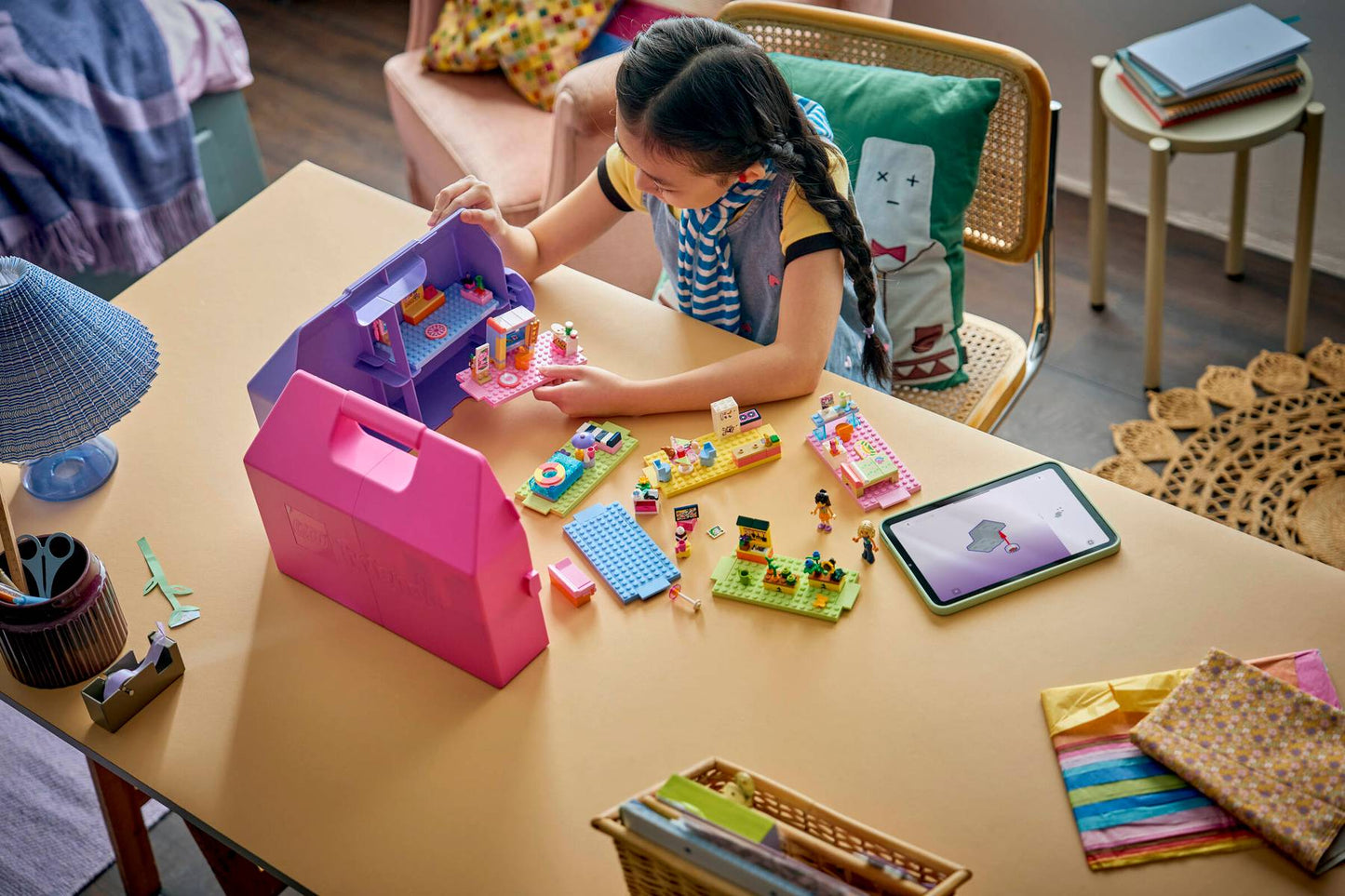 DISPONIBILE DA GIUGNO 2026 - 42697 LEGO - Friends - Valigetta creativa Casa delle bambole