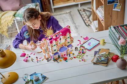 DISPONIBILE DA GIUGNO 2026 - 42704 LEGO - Friends - Grand Hotel di Heartlake City