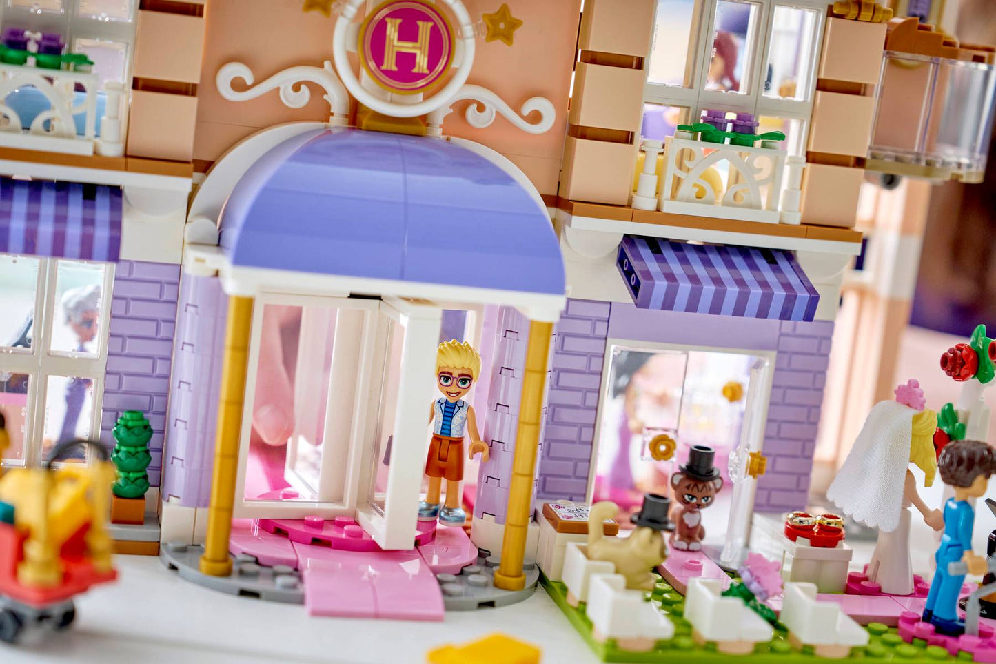 DISPONIBILE DA GIUGNO 2026 - 42704 LEGO - Friends - Grand Hotel di Heartlake City