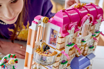 DISPONIBILE DA GIUGNO 2026 - 42704 LEGO - Friends - Grand Hotel di Heartlake City