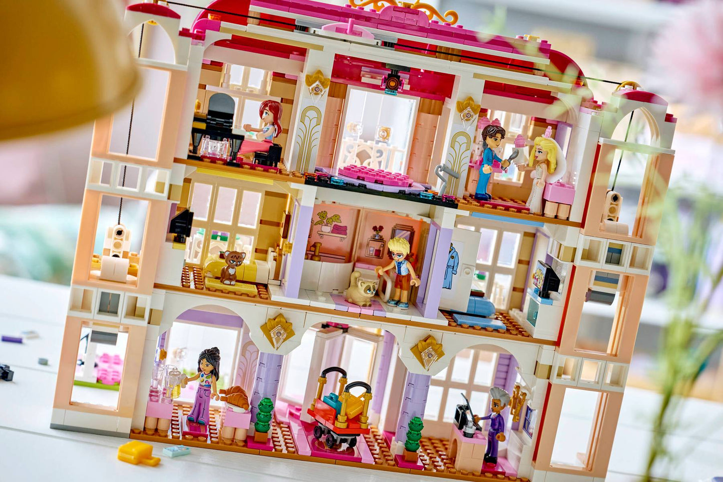 DISPONIBILE DA GIUGNO 2026 - 42704 LEGO - Friends - Grand Hotel di Heartlake City