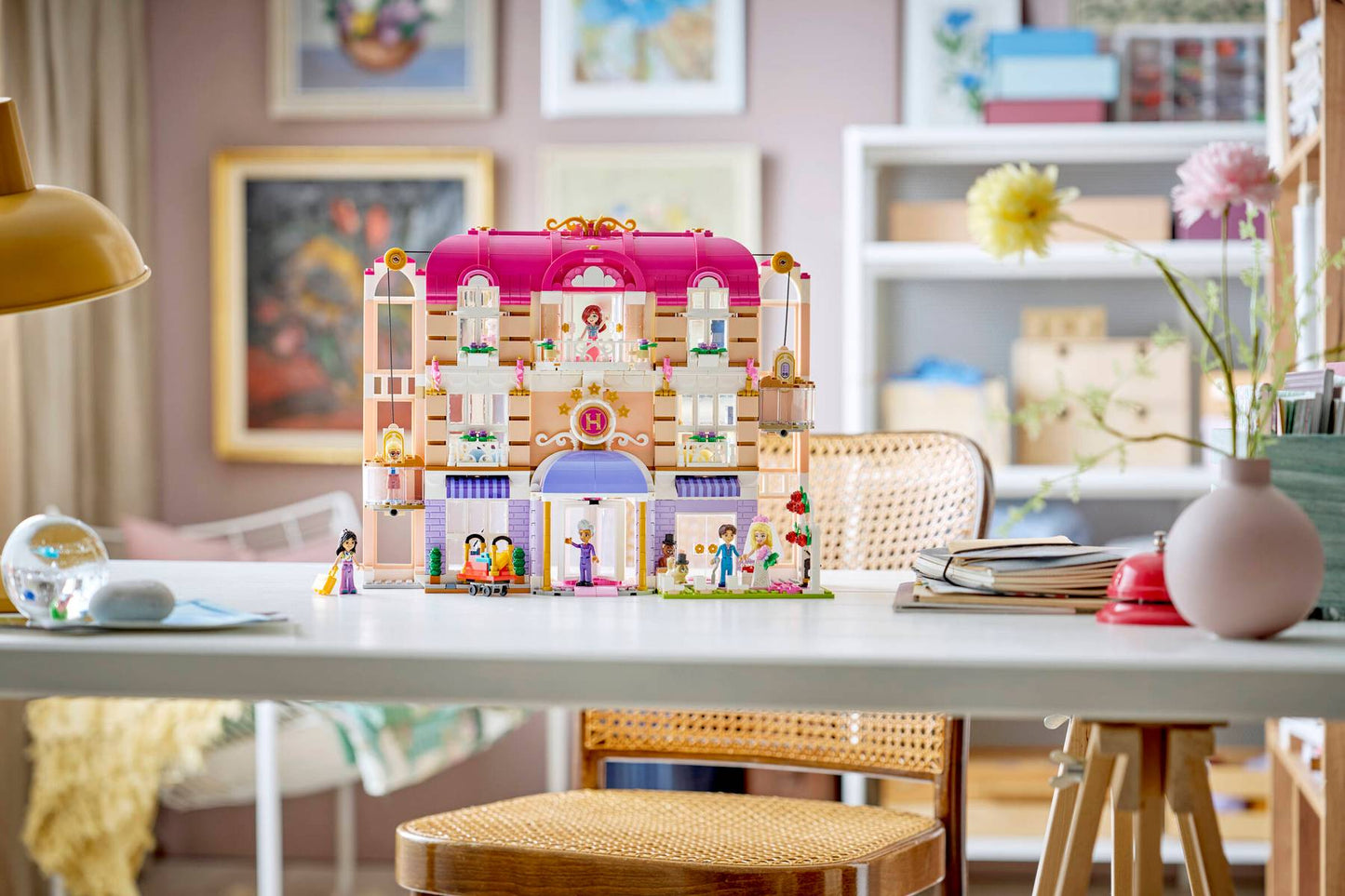 DISPONIBILE DA GIUGNO 2026 - 42704 LEGO - Friends - Grand Hotel di Heartlake City