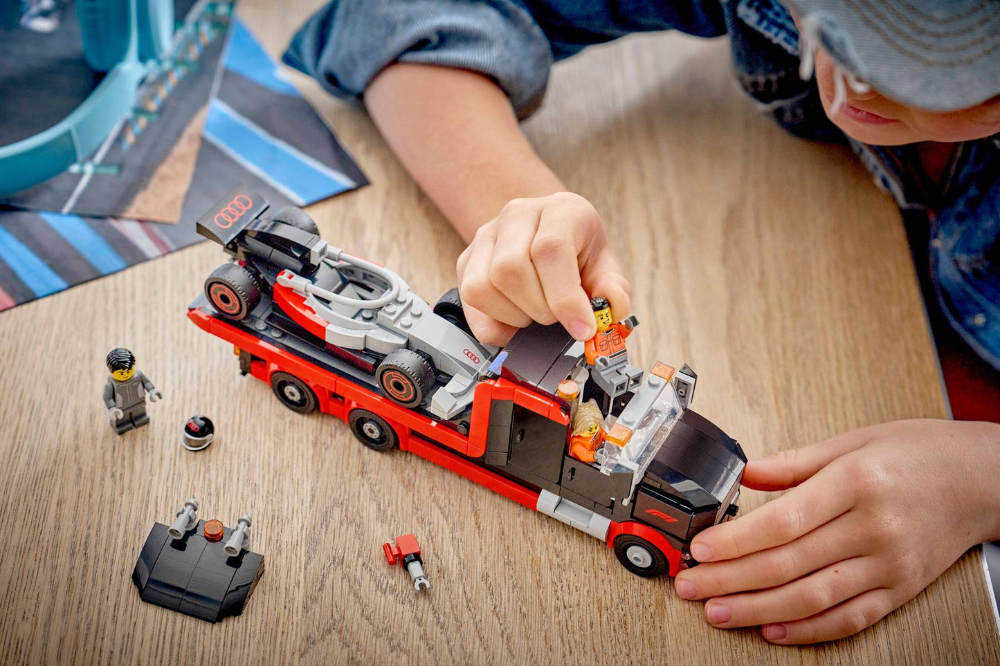 60493 LEGO City - Display Truck F1® con auto da corsa Audi F1®