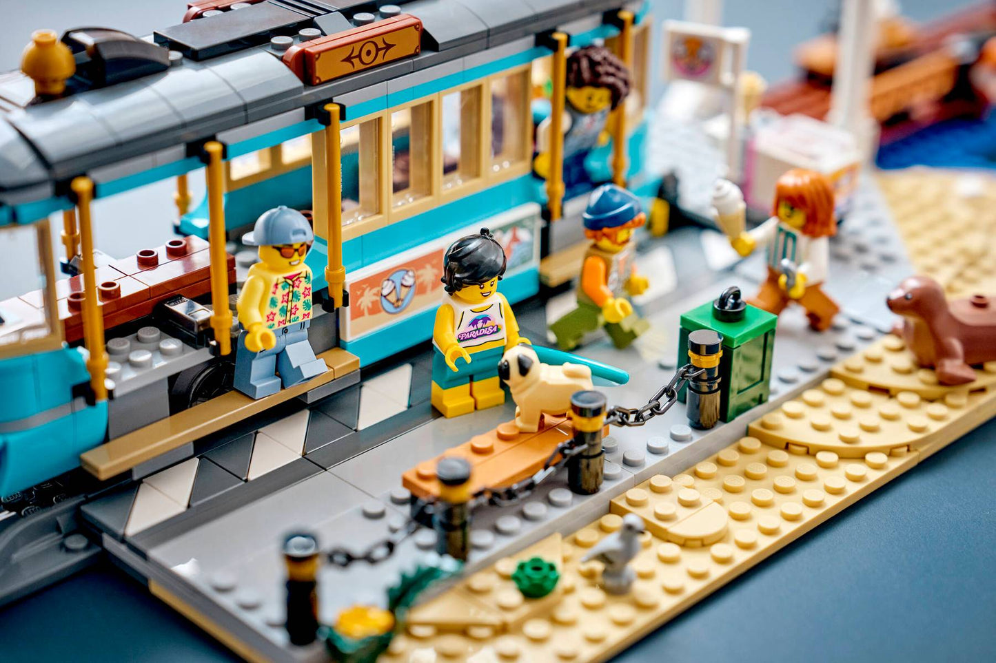 DISPONIBILE DA GIUGNO 2026 - 60506 LEGO City - Tram classico della spiaggia