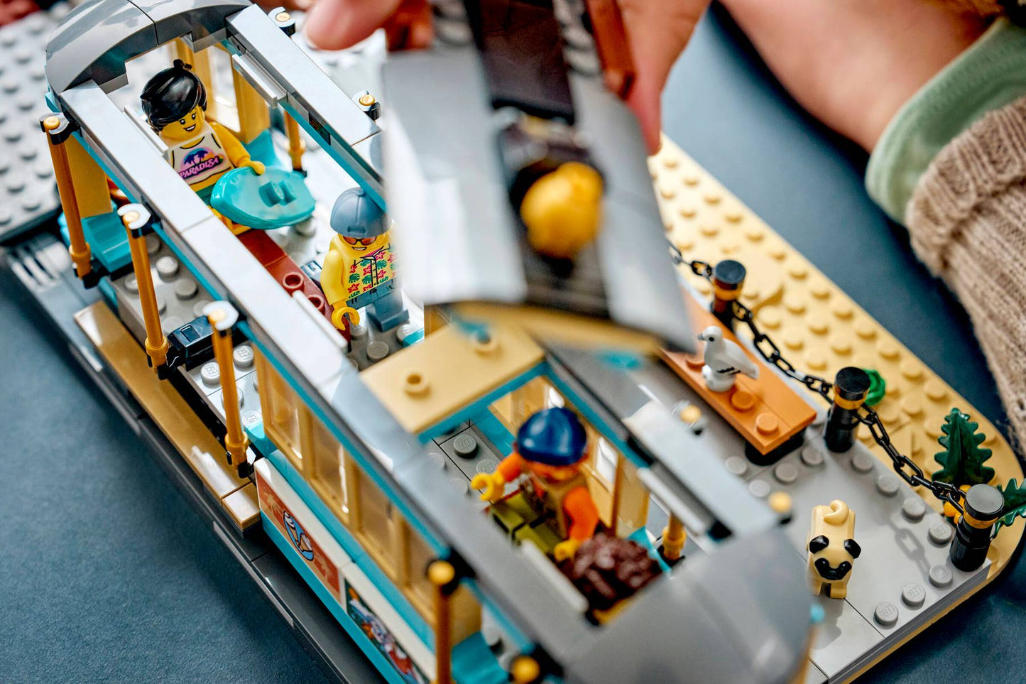 DISPONIBILE DA GIUGNO 2026 - 60506 LEGO City - Tram classico della spiaggia