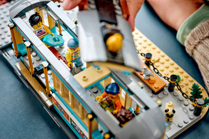 DISPONIBILE DA GIUGNO 2026 - 60506 LEGO City - Tram classico della spiaggia