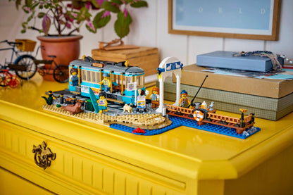 DISPONIBILE DA GIUGNO 2026 - 60506 LEGO City - Tram classico della spiaggia