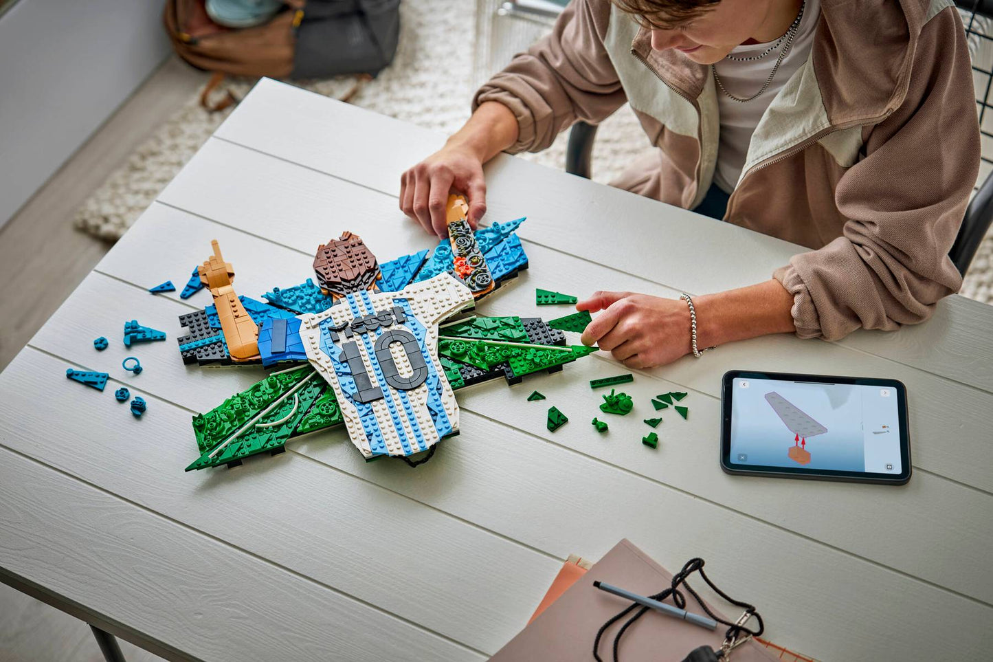 DISPONIBILE DA GIUGNO 2026 - 43018 LEGO Editions - Lionel Messi – Celebrazione
