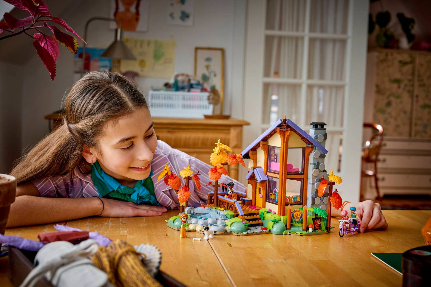 DISPONIBILE DA GIUGNO 2026 - 42705 LEGO - Friends - Baita nella foresta autunnale