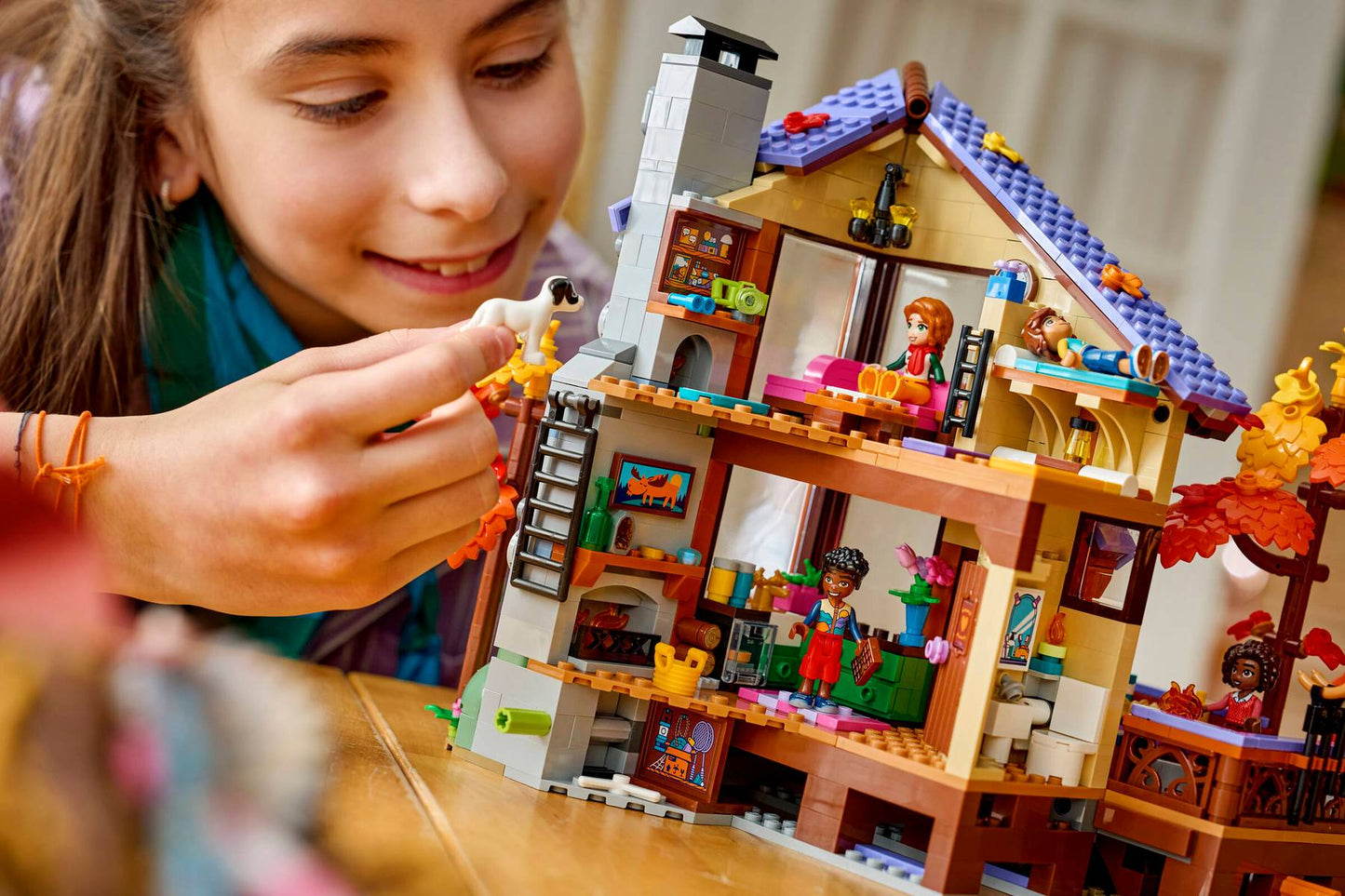 DISPONIBILE DA GIUGNO 2026 - 42705 LEGO - Friends - Baita nella foresta autunnale