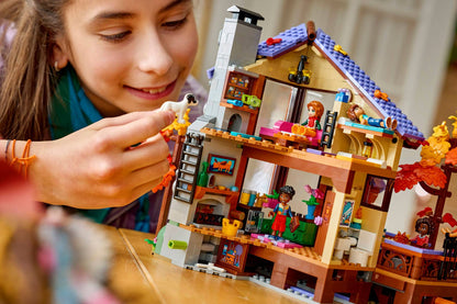DISPONIBILE DA GIUGNO 2026 - 42705 LEGO - Friends - Baita nella foresta autunnale